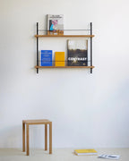 ชั้นวางของจาก MOEBE ดีไซน์เรียบง่ายแบบสแกนดิเนเวีย ปรับเปลี่ยนได้ตามพื้นที่และการใช้งาน ผลิตจากไม้โอ๊กแท้และโครงเหล็กเคลือบสีพาวเดอร์ แบบโมดูลาร์ปรับเพิ่มช่องหรือทำเต็มผนังได้ ใช้ชั้นไม้โอ๊ควีนียร์ FSC นำเข้าโดย Old Pine Trees.