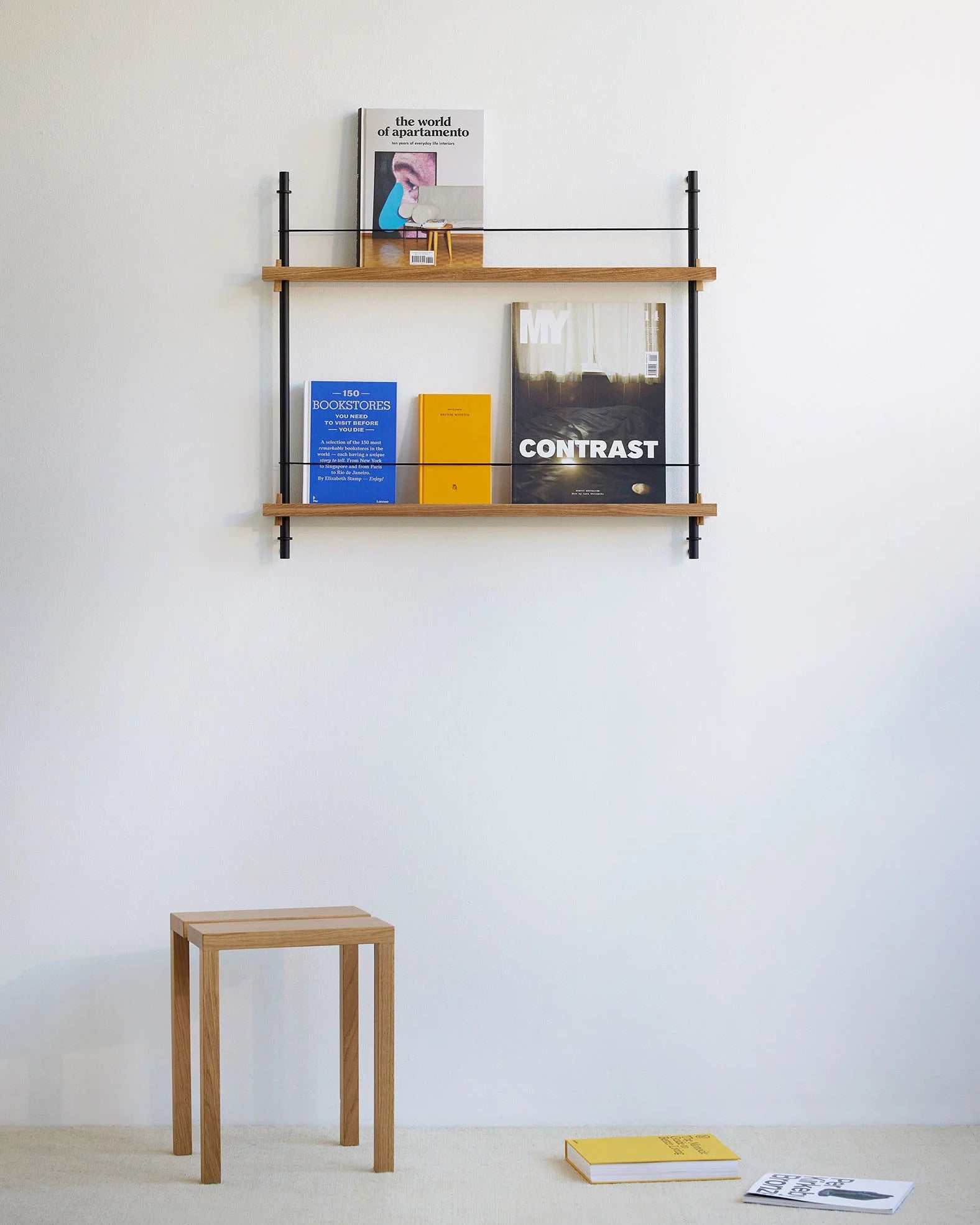 ชั้นวางของจาก MOEBE ดีไซน์เรียบง่ายแบบสแกนดิเนเวีย ปรับเปลี่ยนได้ตามพื้นที่และการใช้งาน ผลิตจากไม้โอ๊กแท้และโครงเหล็กเคลือบสีพาวเดอร์ แบบโมดูลาร์ปรับเพิ่มช่องหรือทำเต็มผนังได้ ใช้ชั้นไม้โอ๊ควีนียร์ FSC นำเข้าโดย Old Pine Trees.