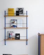 ชั้นวางของจาก MOEBE ดีไซน์เรียบง่ายแบบสแกนดิเนเวีย ปรับเปลี่ยนได้ตามพื้นที่และการใช้งาน ผลิตจากไม้โอ๊กแท้และโครงเหล็กเคลือบสีพาวเดอร์ แบบโมดูลาร์ปรับเพิ่มช่องหรือทำเต็มผนังได้ ใช้ชั้นไม้โอ๊ควีนียร์ FSC นำเข้าโดย Old Pine Trees.