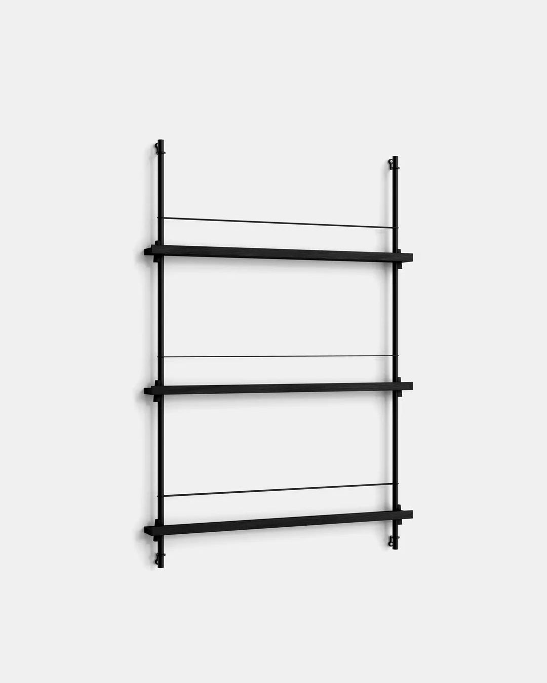 ชั้นวางของจาก MOEBE ดีไซน์เรียบง่ายแบบสแกนดิเนเวีย ปรับเปลี่ยนได้ตามพื้นที่และการใช้งาน ผลิตจากไม้โอ๊กแท้และโครงเหล็กเคลือบสีพาวเดอร์ แบบโมดูลาร์ปรับเพิ่มช่องหรือทำเต็มผนังได้ ใช้ชั้นไม้โอ๊ควีนียร์ FSC นำเข้าโดย Old Pine Trees.