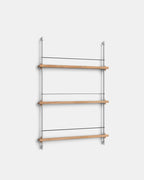 ชั้นวางของจาก MOEBE ดีไซน์เรียบง่ายแบบสแกนดิเนเวีย ปรับเปลี่ยนได้ตามพื้นที่และการใช้งาน ผลิตจากไม้โอ๊กแท้และโครงเหล็กเคลือบสีพาวเดอร์ แบบโมดูลาร์ปรับเพิ่มช่องหรือทำเต็มผนังได้ ใช้ชั้นไม้โอ๊ควีนียร์ FSC นำเข้าโดย Old Pine Trees.