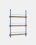 ชั้นวางของจาก MOEBE ดีไซน์เรียบง่ายแบบสแกนดิเนเวีย ปรับเปลี่ยนได้ตามพื้นที่และการใช้งาน ผลิตจากไม้โอ๊กแท้และโครงเหล็กเคลือบสีพาวเดอร์ แบบโมดูลาร์ปรับเพิ่มช่องหรือทำเต็มผนังได้ ใช้ชั้นไม้โอ๊ควีนียร์ FSC นำเข้าโดย Old Pine Trees.