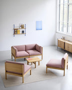 โซฟาโมดูลาร์จาก MOEBE ดีไซน์เรียบง่ายแบบสแกนดิเนเวีย ปรับเปลี่ยนได้ตามพื้นที่และการใช้ชีวิต ผลิตจากไม้โอ๊กแท้และผ้า Kvadrat สะท้อนแนวคิดของ Old Pine Trees เรื่องความงามที่ใช้งานได้จริงและอยู่กับเราได้นาน