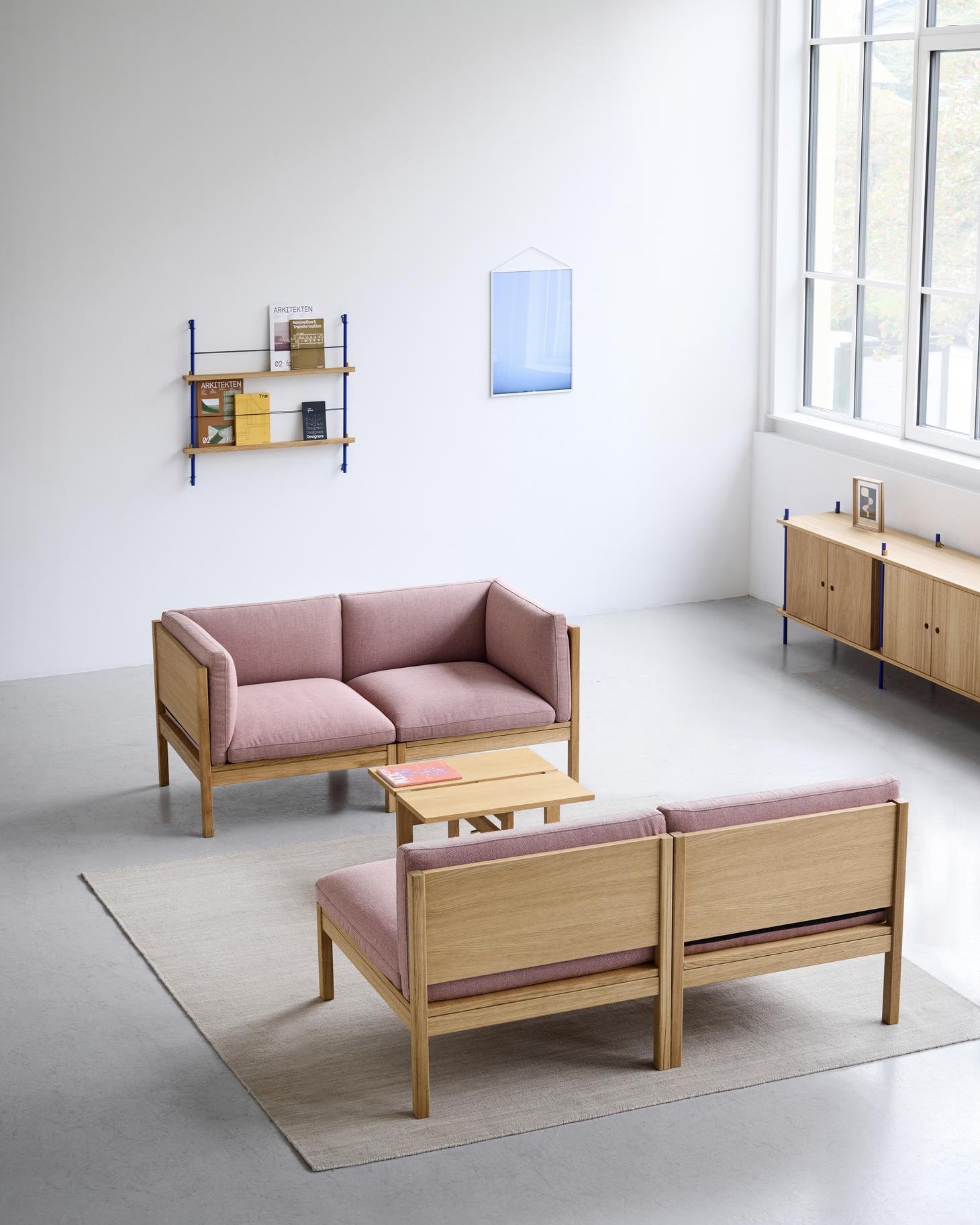 โซฟาโมดูลาร์จาก MOEBE ดีไซน์เรียบง่ายแบบสแกนดิเนเวีย ปรับเปลี่ยนได้ตามพื้นที่และการใช้ชีวิต ผลิตจากไม้โอ๊กแท้และผ้า Kvadrat สะท้อนแนวคิดของ Old Pine Trees เรื่องความงามที่ใช้งานได้จริงและอยู่กับเราได้นาน