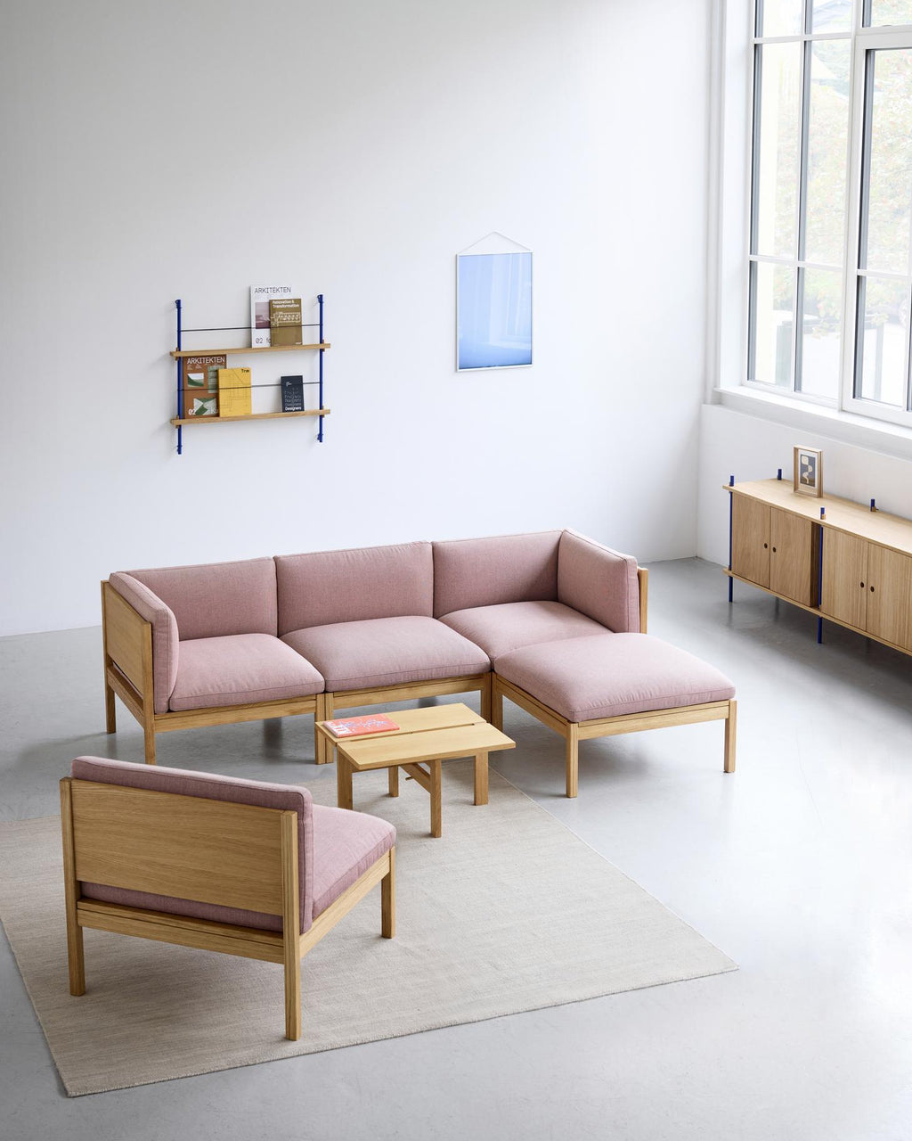 โซฟาโมดูลาร์จาก MOEBE ดีไซน์เรียบง่ายแบบสแกนดิเนเวีย ปรับเปลี่ยนได้ตามพื้นที่และการใช้ชีวิต ผลิตจากไม้โอ๊กแท้และผ้า Kvadrat สะท้อนแนวคิดของ Old Pine Trees เรื่องความงามที่ใช้งานได้จริงและอยู่กับเราได้นาน
