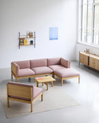 โซฟาโมดูลาร์จาก MOEBE ดีไซน์เรียบง่ายแบบสแกนดิเนเวีย ปรับเปลี่ยนได้ตามพื้นที่และการใช้ชีวิต ผลิตจากไม้โอ๊กแท้และผ้า Kvadrat สะท้อนแนวคิดของ Old Pine Trees เรื่องความงามที่ใช้งานได้จริงและอยู่กับเราได้นาน