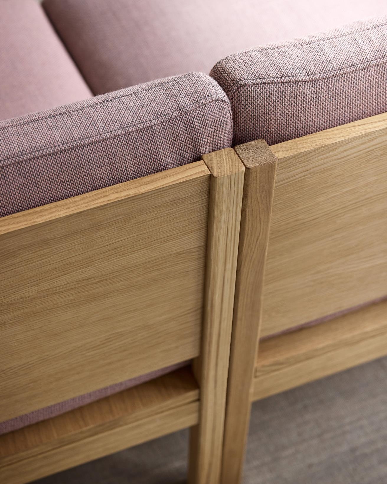 โซฟาโมดูลาร์จาก MOEBE ดีไซน์เรียบง่ายแบบสแกนดิเนเวีย ปรับเปลี่ยนได้ตามพื้นที่และการใช้ชีวิต ผลิตจากไม้โอ๊กแท้และผ้า Kvadrat สะท้อนแนวคิดของ Old Pine Trees เรื่องความงามที่ใช้งานได้จริงและอยู่กับเราได้นาน