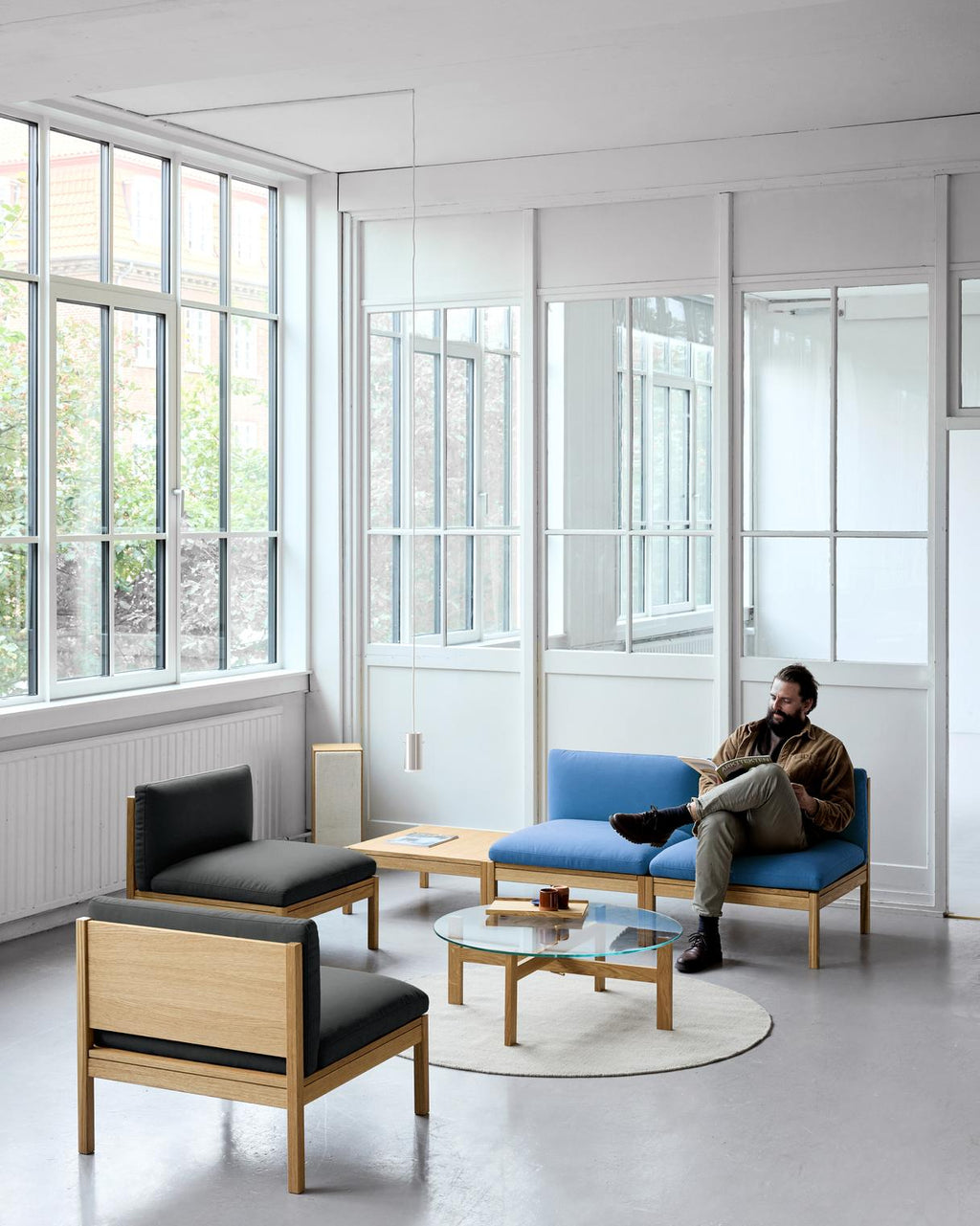 โซฟาโมดูลาร์จาก MOEBE ดีไซน์เรียบง่ายแบบสแกนดิเนเวีย ปรับเปลี่ยนได้ตามพื้นที่และการใช้ชีวิต ผลิตจากไม้โอ๊กแท้และผ้า Kvadrat สะท้อนแนวคิดของ Old Pine Trees เรื่องความงามที่ใช้งานได้จริงและอยู่กับเราได้นาน