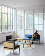 โซฟาโมดูลาร์จาก MOEBE ดีไซน์เรียบง่ายแบบสแกนดิเนเวีย ปรับเปลี่ยนได้ตามพื้นที่และการใช้ชีวิต ผลิตจากไม้โอ๊กแท้และผ้า Kvadrat สะท้อนแนวคิดของ Old Pine Trees เรื่องความงามที่ใช้งานได้จริงและอยู่กับเราได้นาน