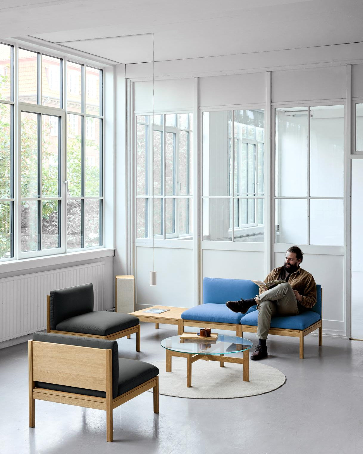 โซฟาโมดูลาร์จาก MOEBE ดีไซน์เรียบง่ายแบบสแกนดิเนเวีย ปรับเปลี่ยนได้ตามพื้นที่และการใช้ชีวิต ผลิตจากไม้โอ๊กแท้และผ้า Kvadrat สะท้อนแนวคิดของ Old Pine Trees เรื่องความงามที่ใช้งานได้จริงและอยู่กับเราได้นาน