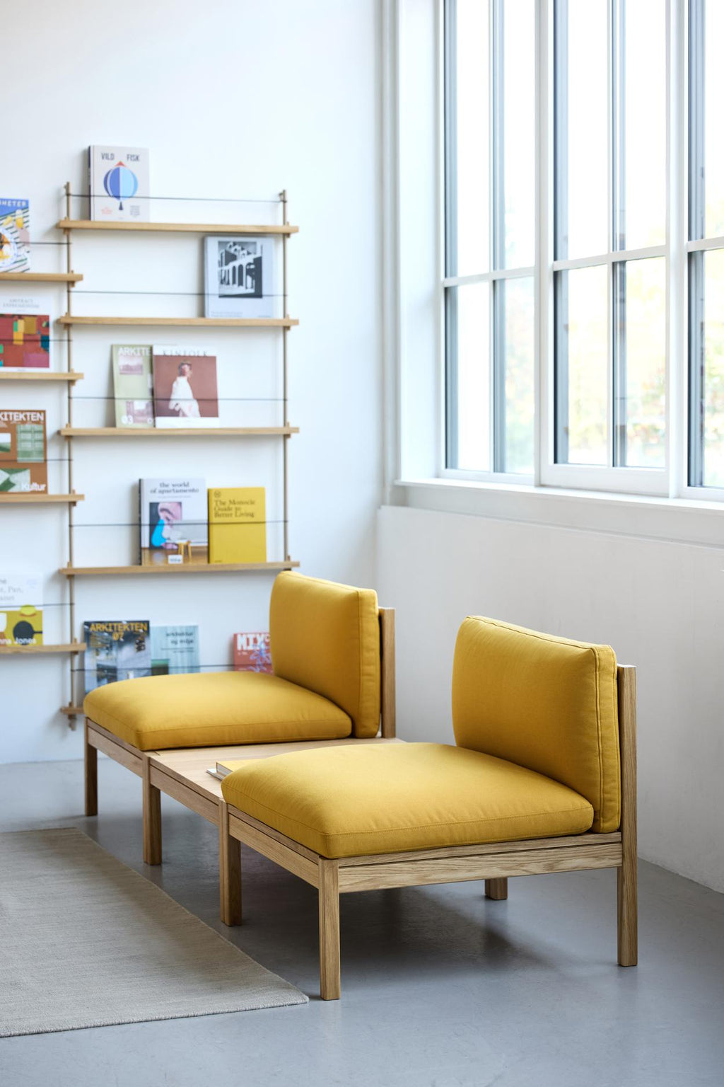 โซฟาโมดูลาร์จาก MOEBE ดีไซน์เรียบง่ายแบบสแกนดิเนเวีย ปรับเปลี่ยนได้ตามพื้นที่และการใช้ชีวิต ผลิตจากไม้โอ๊กแท้และผ้า Kvadrat สะท้อนแนวคิดของ Old Pine Trees เรื่องความงามที่ใช้งานได้จริงและอยู่กับเราได้นาน