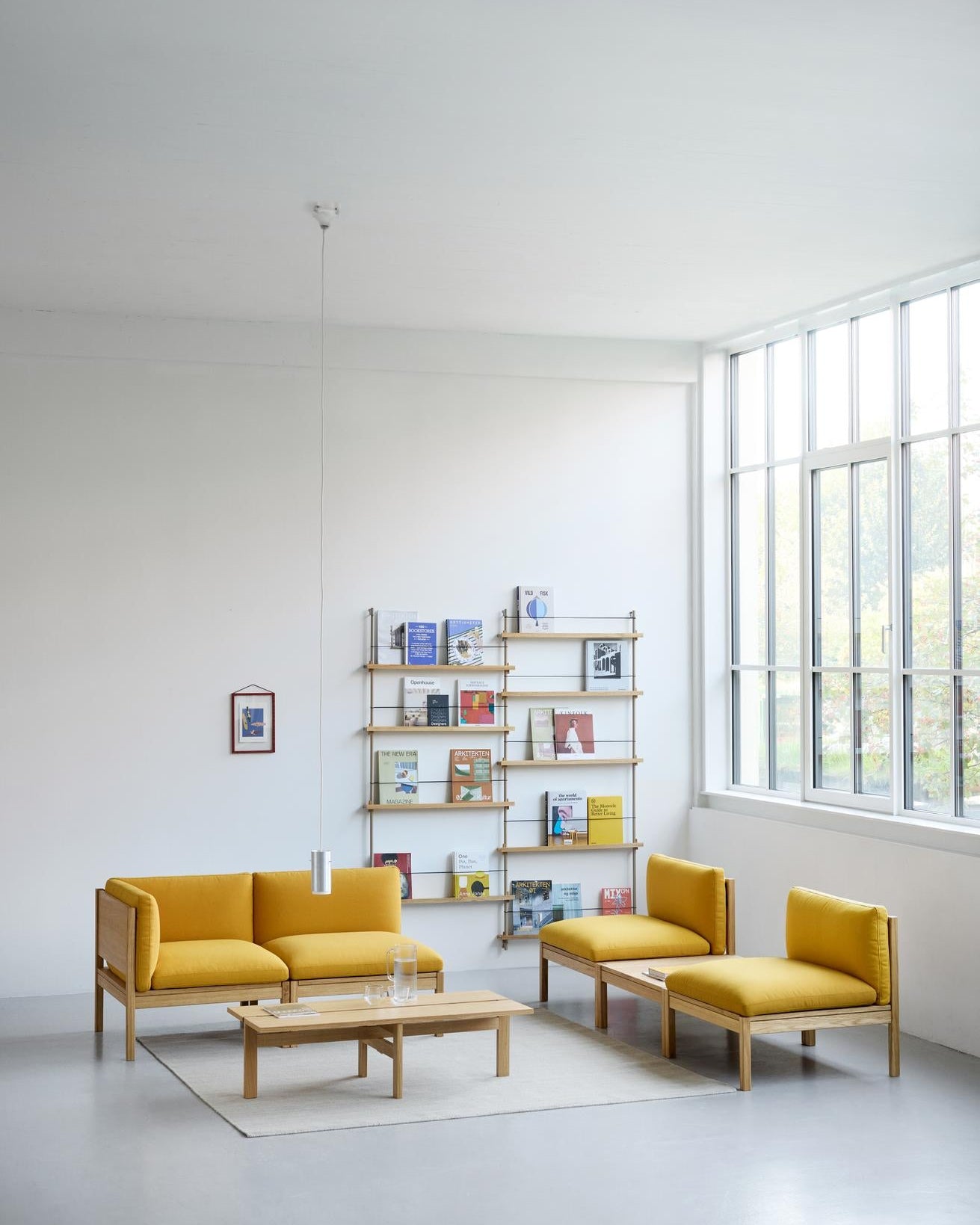 โซฟาโมดูลาร์จาก MOEBE ดีไซน์เรียบง่ายแบบสแกนดิเนเวีย ปรับเปลี่ยนได้ตามพื้นที่และการใช้ชีวิต ผลิตจากไม้โอ๊กแท้และผ้า Kvadrat สะท้อนแนวคิดของ Old Pine Trees เรื่องความงามที่ใช้งานได้จริงและอยู่กับเราได้นาน