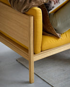 โซฟาโมดูลาร์จาก MOEBE ดีไซน์เรียบง่ายแบบสแกนดิเนเวีย ปรับเปลี่ยนได้ตามพื้นที่และการใช้ชีวิต ผลิตจากไม้โอ๊กแท้และผ้า Kvadrat สะท้อนแนวคิดของ Old Pine Trees เรื่องความงามที่ใช้งานได้จริงและอยู่กับเราได้นาน