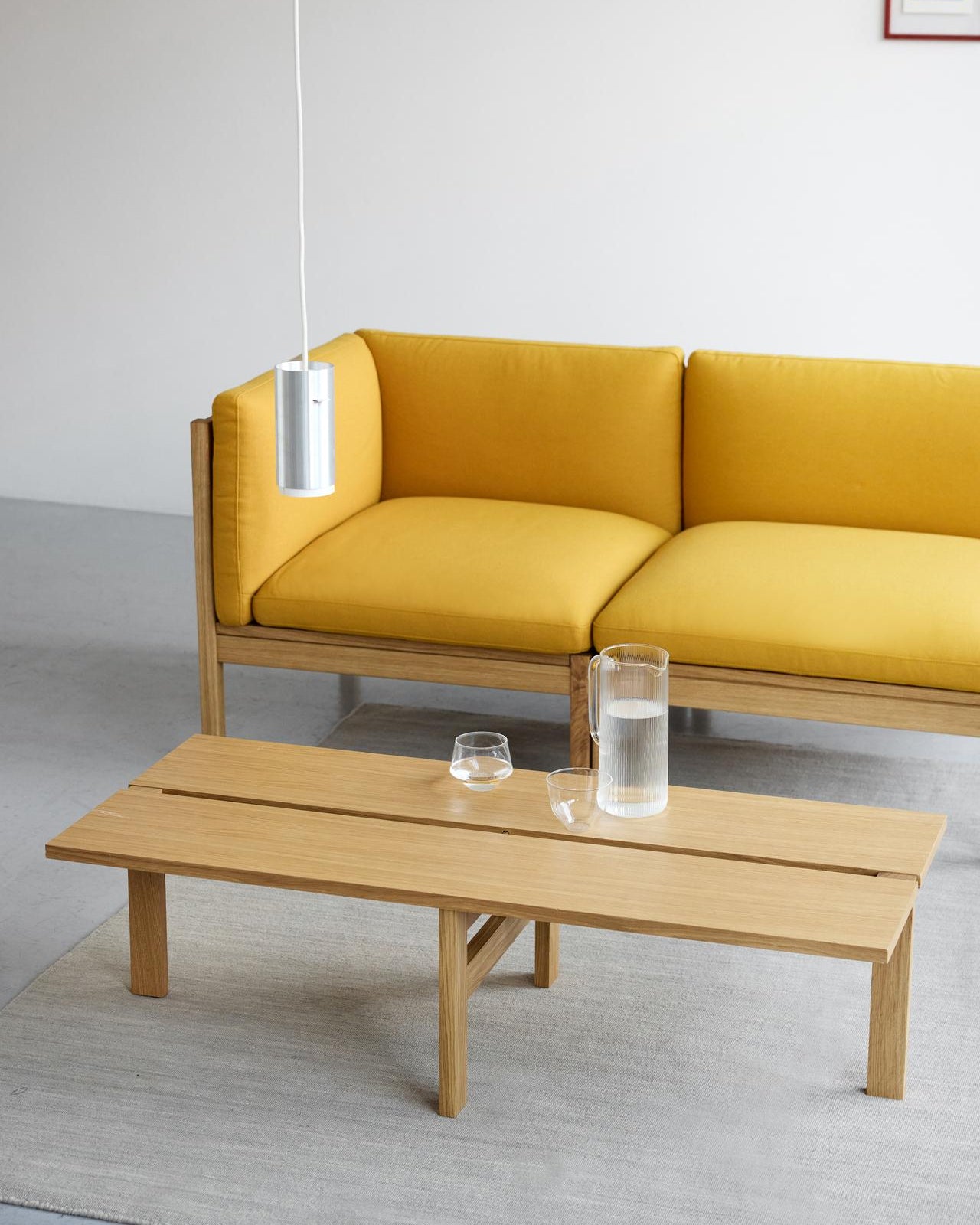 โซฟาโมดูลาร์จาก MOEBE ดีไซน์เรียบง่ายแบบสแกนดิเนเวีย ปรับเปลี่ยนได้ตามพื้นที่และการใช้ชีวิต ผลิตจากไม้โอ๊กแท้และผ้า Kvadrat สะท้อนแนวคิดของ Old Pine Trees เรื่องความงามที่ใช้งานได้จริงและอยู่กับเราได้นาน