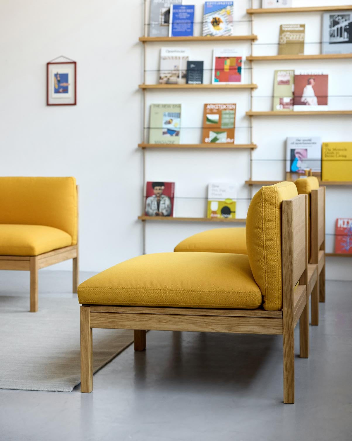 โซฟาโมดูลาร์จาก MOEBE ดีไซน์เรียบง่ายแบบสแกนดิเนเวีย ปรับเปลี่ยนได้ตามพื้นที่และการใช้ชีวิต ผลิตจากไม้โอ๊กแท้และผ้า Kvadrat สะท้อนแนวคิดของ Old Pine Trees เรื่องความงามที่ใช้งานได้จริงและอยู่กับเราได้นาน