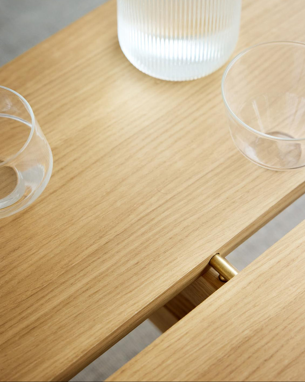 โซฟาโมดูลาร์จาก MOEBE ดีไซน์เรียบง่ายแบบสแกนดิเนเวีย ปรับเปลี่ยนได้ตามพื้นที่และการใช้ชีวิต ผลิตจากไม้โอ๊กแท้และผ้า Kvadrat สะท้อนแนวคิดของ Old Pine Trees เรื่องความงามที่ใช้งานได้จริงและอยู่กับเราได้นาน