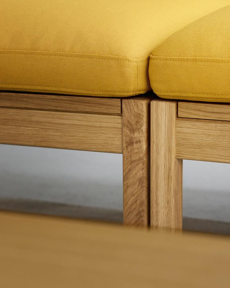 โซฟาโมดูลาร์จาก MOEBE ดีไซน์เรียบง่ายแบบสแกนดิเนเวีย ปรับเปลี่ยนได้ตามพื้นที่และการใช้ชีวิต ผลิตจากไม้โอ๊กแท้และผ้า Kvadrat สะท้อนแนวคิดของ Old Pine Trees เรื่องความงามที่ใช้งานได้จริงและอยู่กับเราได้นาน