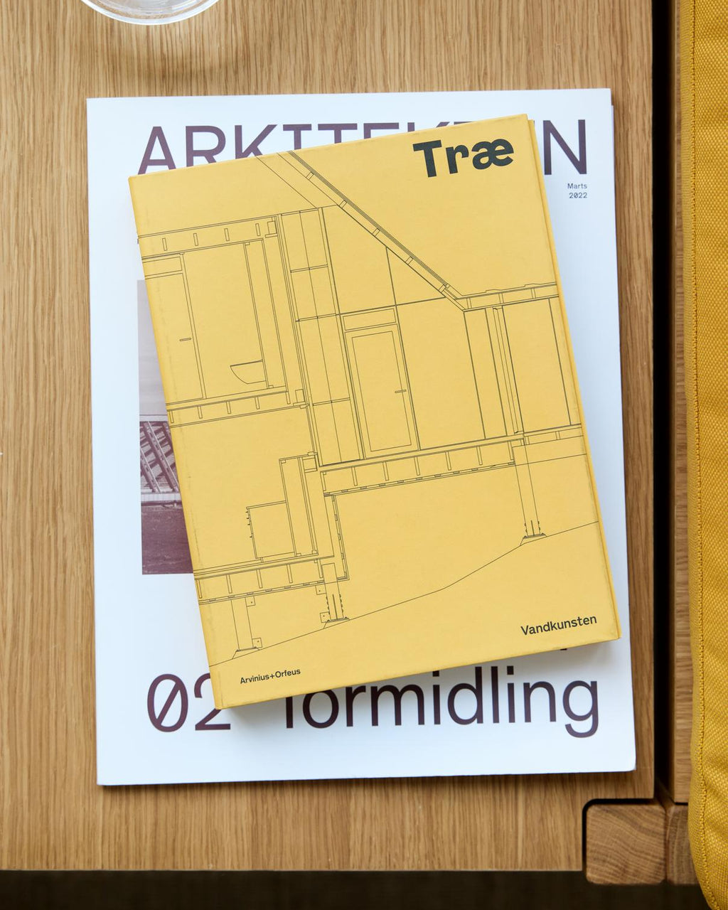 โซฟาโมดูลาร์จาก MOEBE ดีไซน์เรียบง่ายแบบสแกนดิเนเวีย ปรับเปลี่ยนได้ตามพื้นที่และการใช้ชีวิต ผลิตจากไม้โอ๊กแท้และผ้า Kvadrat สะท้อนแนวคิดของ Old Pine Trees เรื่องความงามที่ใช้งานได้จริงและอยู่กับเราได้นาน