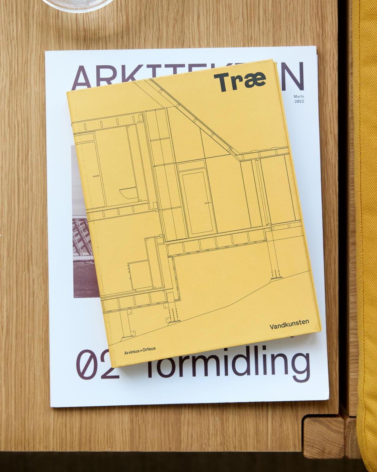 โซฟาโมดูลาร์จาก MOEBE ดีไซน์เรียบง่ายแบบสแกนดิเนเวีย ปรับเปลี่ยนได้ตามพื้นที่และการใช้ชีวิต ผลิตจากไม้โอ๊กแท้และผ้า Kvadrat สะท้อนแนวคิดของ Old Pine Trees เรื่องความงามที่ใช้งานได้จริงและอยู่กับเราได้นาน