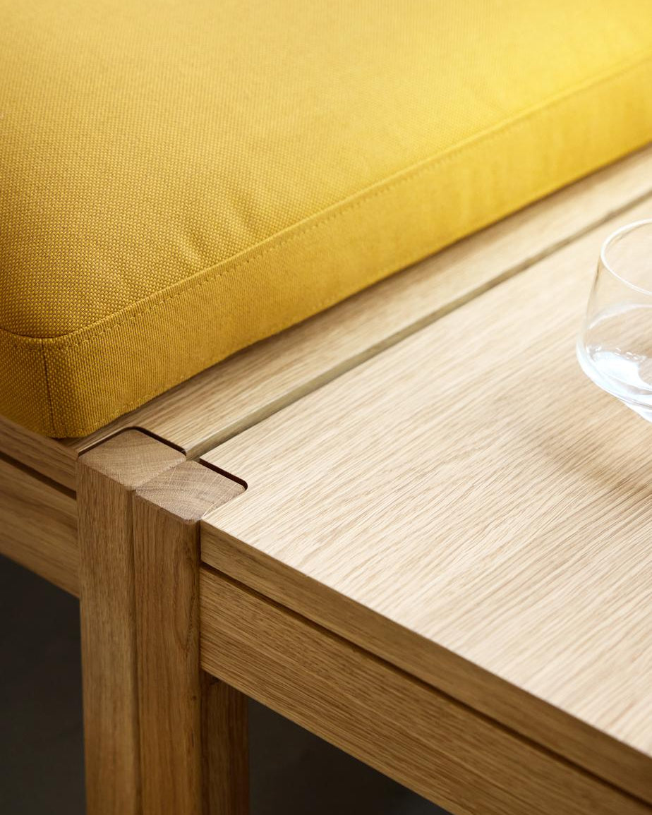 โซฟาโมดูลาร์จาก MOEBE ดีไซน์เรียบง่ายแบบสแกนดิเนเวีย ปรับเปลี่ยนได้ตามพื้นที่และการใช้ชีวิต ผลิตจากไม้โอ๊กแท้และผ้า Kvadrat สะท้อนแนวคิดของ Old Pine Trees เรื่องความงามที่ใช้งานได้จริงและอยู่กับเราได้นาน