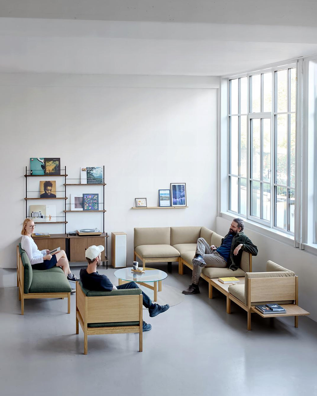 โซฟาโมดูลาร์จาก MOEBE ดีไซน์เรียบง่ายแบบสแกนดิเนเวีย ปรับเปลี่ยนได้ตามพื้นที่และการใช้ชีวิต ผลิตจากไม้โอ๊กแท้และผ้า Kvadrat สะท้อนแนวคิดของ Old Pine Trees เรื่องความงามที่ใช้งานได้จริงและอยู่กับเราได้นาน