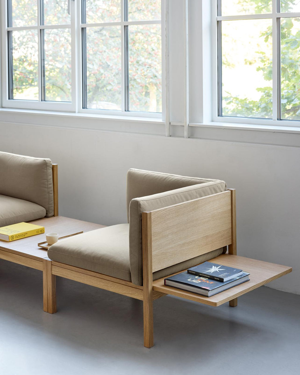 โซฟาโมดูลาร์จาก MOEBE ดีไซน์เรียบง่ายแบบสแกนดิเนเวีย ปรับเปลี่ยนได้ตามพื้นที่และการใช้ชีวิต ผลิตจากไม้โอ๊กแท้และผ้า Kvadrat สะท้อนแนวคิดของ Old Pine Trees เรื่องความงามที่ใช้งานได้จริงและอยู่กับเราได้นาน