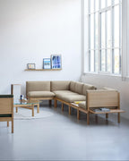 โซฟาโมดูลาร์จาก MOEBE ดีไซน์เรียบง่ายแบบสแกนดิเนเวีย ปรับเปลี่ยนได้ตามพื้นที่และการใช้ชีวิต ผลิตจากไม้โอ๊กแท้และผ้า Kvadrat สะท้อนแนวคิดของ Old Pine Trees เรื่องความงามที่ใช้งานได้จริงและอยู่กับเราได้นาน