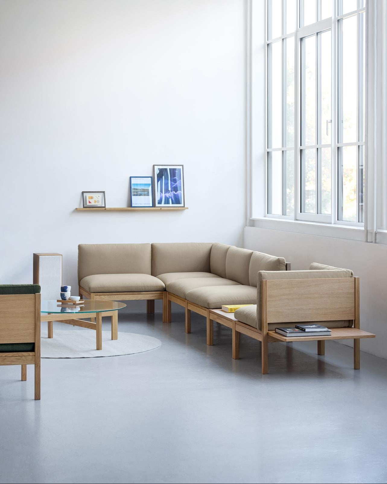 โซฟาโมดูลาร์จาก MOEBE ดีไซน์เรียบง่ายแบบสแกนดิเนเวีย ปรับเปลี่ยนได้ตามพื้นที่และการใช้ชีวิต ผลิตจากไม้โอ๊กแท้และผ้า Kvadrat สะท้อนแนวคิดของ Old Pine Trees เรื่องความงามที่ใช้งานได้จริงและอยู่กับเราได้นาน