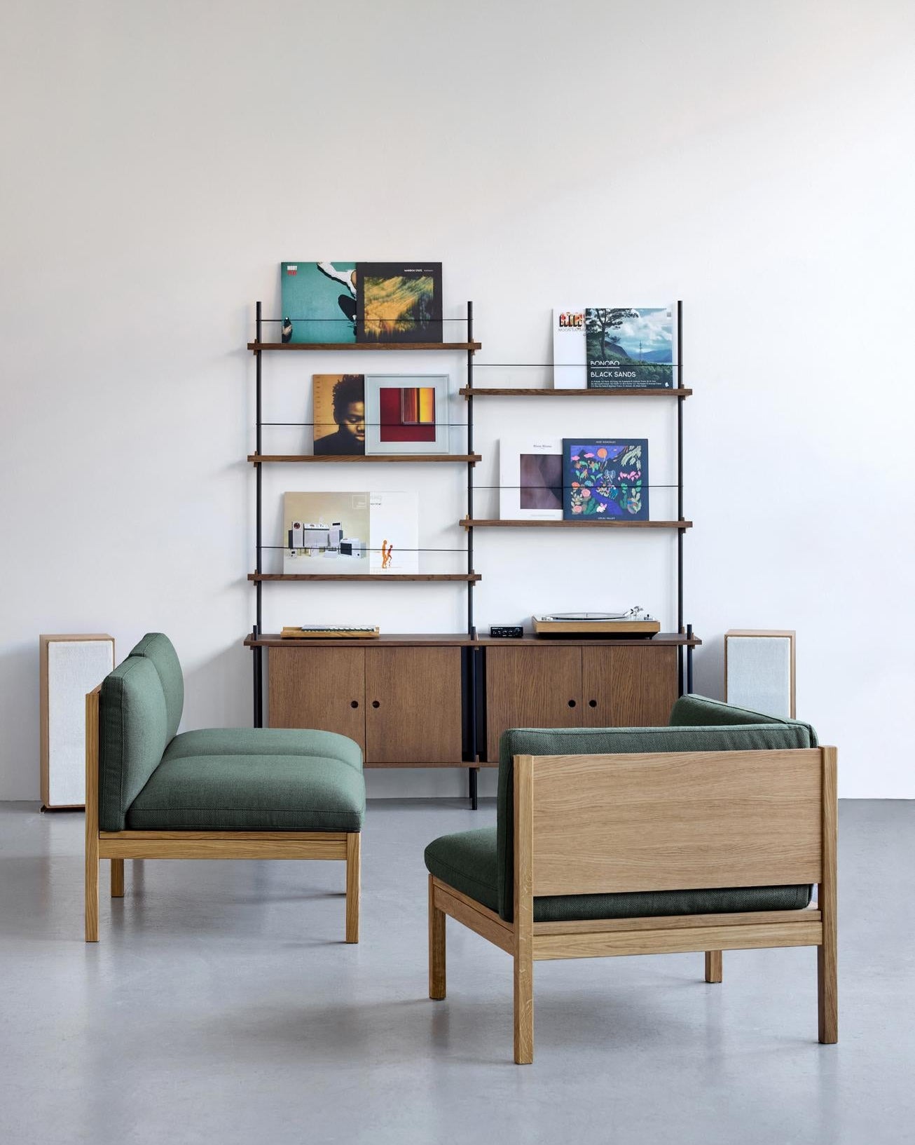 โซฟาโมดูลาร์จาก MOEBE ดีไซน์เรียบง่ายแบบสแกนดิเนเวีย ปรับเปลี่ยนได้ตามพื้นที่และการใช้ชีวิต ผลิตจากไม้โอ๊กแท้และผ้า Kvadrat สะท้อนแนวคิดของ Old Pine Trees เรื่องความงามที่ใช้งานได้จริงและอยู่กับเราได้นาน