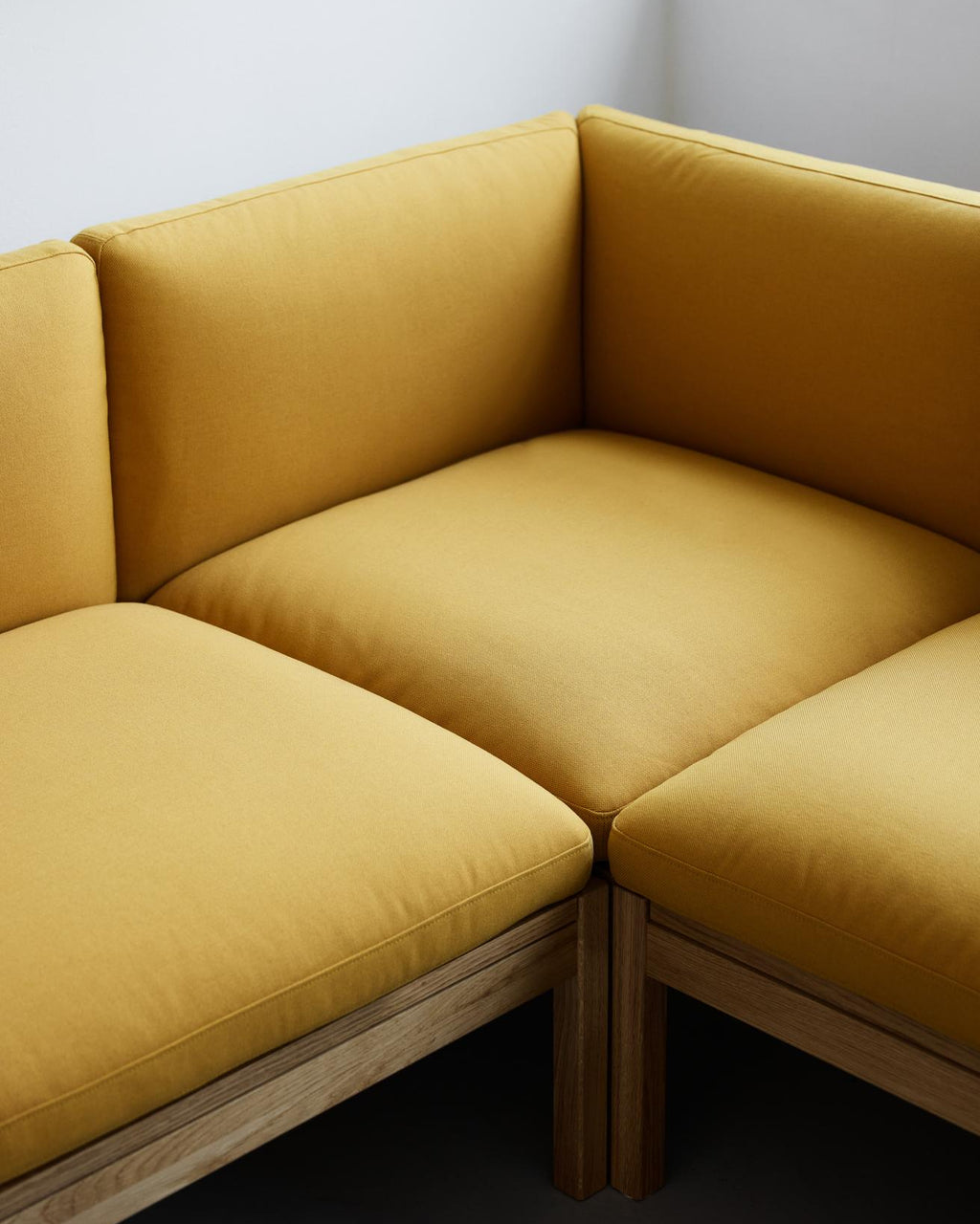 โซฟาโมดูลาร์จาก MOEBE ดีไซน์เรียบง่ายแบบสแกนดิเนเวีย ปรับเปลี่ยนได้ตามพื้นที่และการใช้ชีวิต ผลิตจากไม้โอ๊กแท้และผ้า Kvadrat สะท้อนแนวคิดของ Old Pine Trees เรื่องความงามที่ใช้งานได้จริงและอยู่กับเราได้นาน