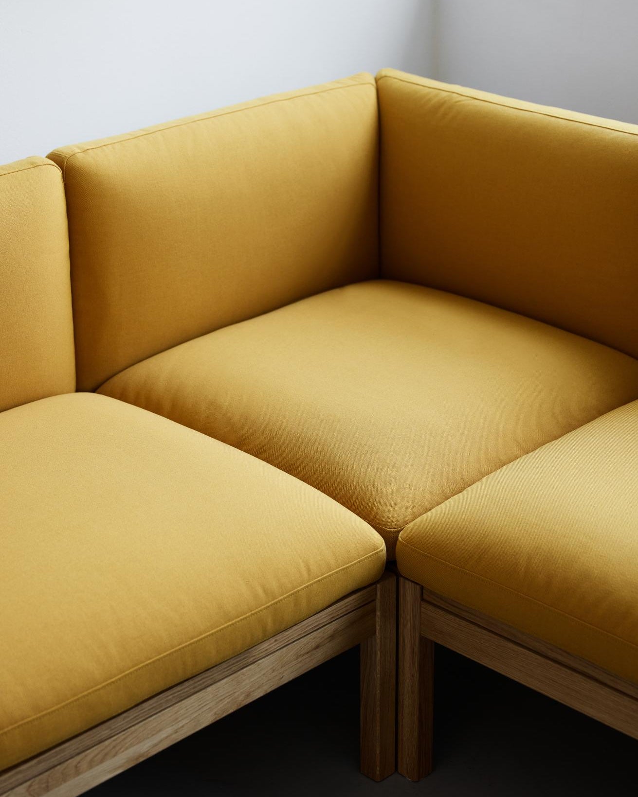 โซฟาโมดูลาร์จาก MOEBE ดีไซน์เรียบง่ายแบบสแกนดิเนเวีย ปรับเปลี่ยนได้ตามพื้นที่และการใช้ชีวิต ผลิตจากไม้โอ๊กแท้และผ้า Kvadrat สะท้อนแนวคิดของ Old Pine Trees เรื่องความงามที่ใช้งานได้จริงและอยู่กับเราได้นาน