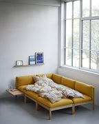 โซฟาโมดูลาร์จาก MOEBE ดีไซน์เรียบง่ายแบบสแกนดิเนเวีย ปรับเปลี่ยนได้ตามพื้นที่และการใช้ชีวิต ผลิตจากไม้โอ๊กแท้และผ้า Kvadrat สะท้อนแนวคิดของ Old Pine Trees เรื่องความงามที่ใช้งานได้จริงและอยู่กับเราได้นาน