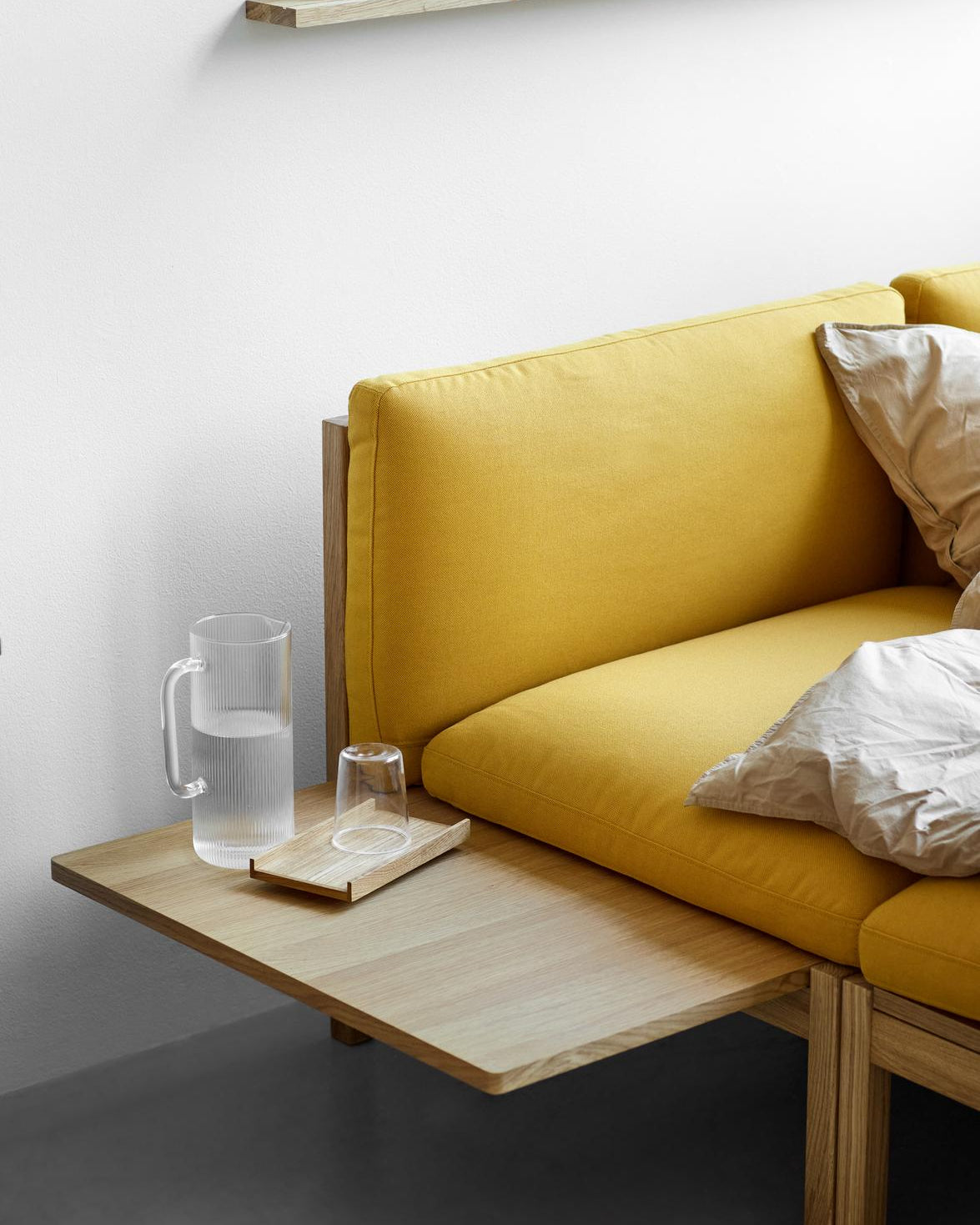 โซฟาโมดูลาร์จาก MOEBE ดีไซน์เรียบง่ายแบบสแกนดิเนเวีย ปรับเปลี่ยนได้ตามพื้นที่และการใช้ชีวิต ผลิตจากไม้โอ๊กแท้และผ้า Kvadrat สะท้อนแนวคิดของ Old Pine Trees เรื่องความงามที่ใช้งานได้จริงและอยู่กับเราได้นาน