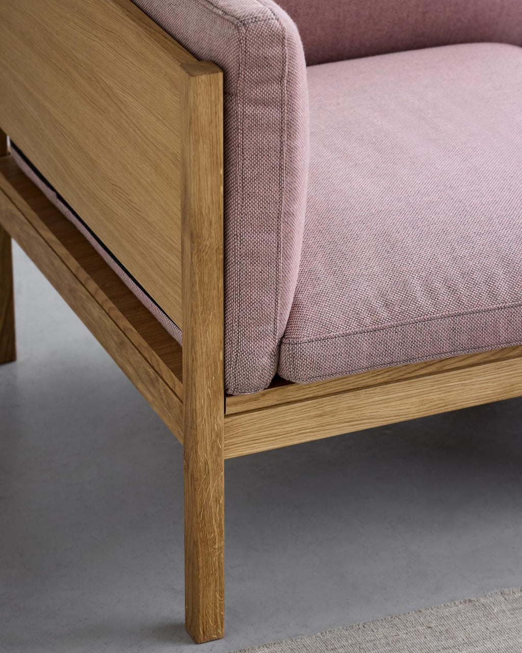 โซฟาโมดูลาร์จาก MOEBE ดีไซน์เรียบง่ายแบบสแกนดิเนเวีย ปรับเปลี่ยนได้ตามพื้นที่และการใช้ชีวิต ผลิตจากไม้โอ๊กแท้และผ้า Kvadrat สะท้อนแนวคิดของ Old Pine Trees เรื่องความงามที่ใช้งานได้จริงและอยู่กับเราได้นาน