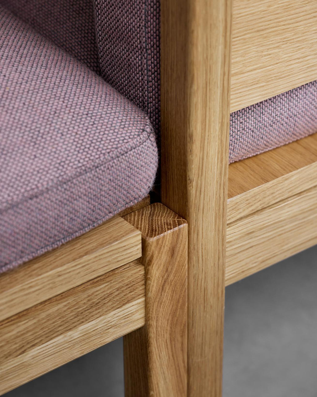 โซฟาโมดูลาร์จาก MOEBE ดีไซน์เรียบง่ายแบบสแกนดิเนเวีย ปรับเปลี่ยนได้ตามพื้นที่และการใช้ชีวิต ผลิตจากไม้โอ๊กแท้และผ้า Kvadrat สะท้อนแนวคิดของ Old Pine Trees เรื่องความงามที่ใช้งานได้จริงและอยู่กับเราได้นาน