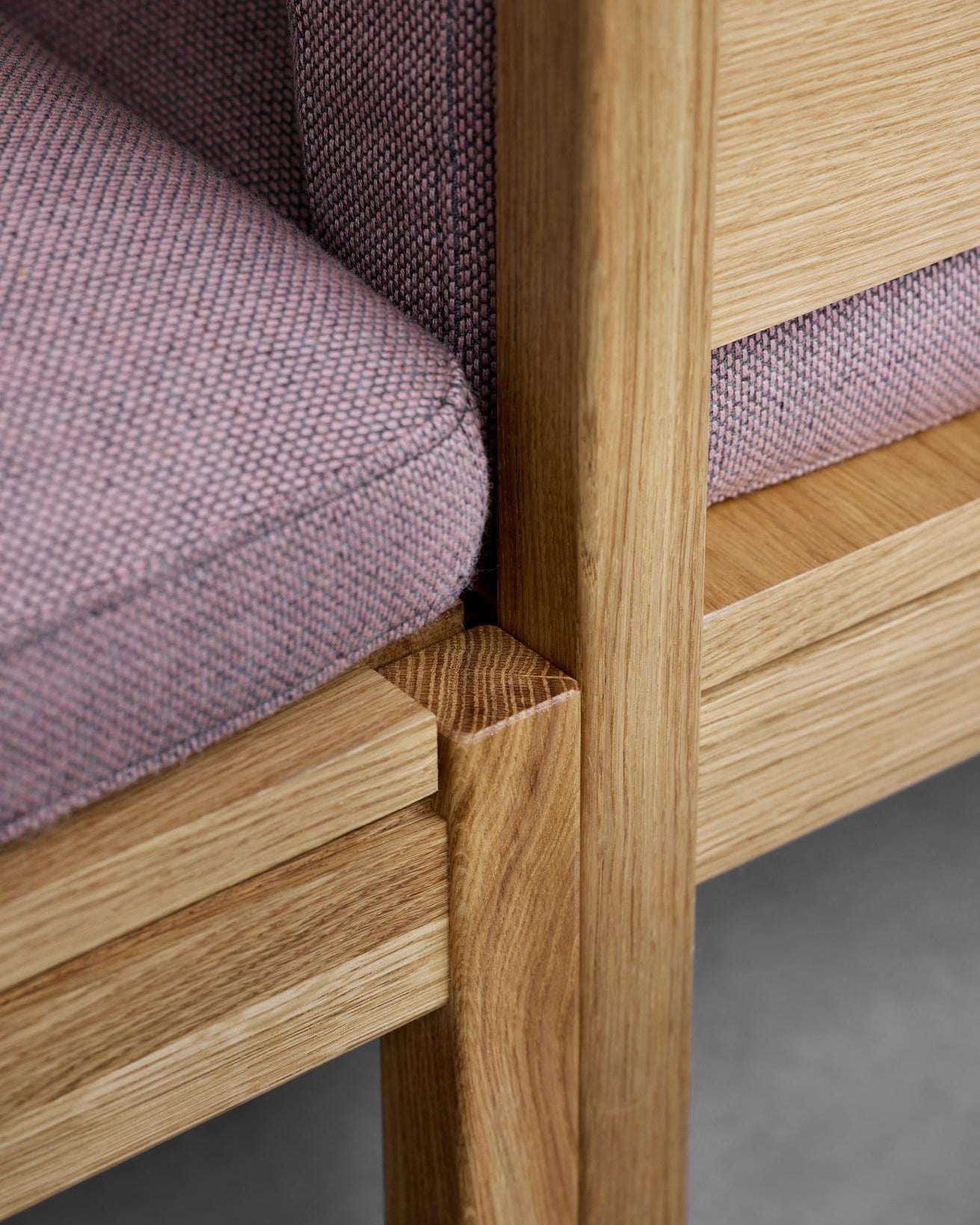 โซฟาโมดูลาร์จาก MOEBE ดีไซน์เรียบง่ายแบบสแกนดิเนเวีย ปรับเปลี่ยนได้ตามพื้นที่และการใช้ชีวิต ผลิตจากไม้โอ๊กแท้และผ้า Kvadrat สะท้อนแนวคิดของ Old Pine Trees เรื่องความงามที่ใช้งานได้จริงและอยู่กับเราได้นาน