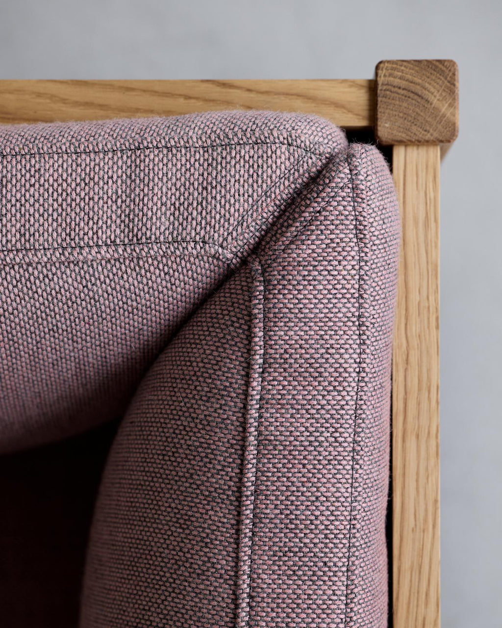 โซฟาโมดูลาร์จาก MOEBE ดีไซน์เรียบง่ายแบบสแกนดิเนเวีย ปรับเปลี่ยนได้ตามพื้นที่และการใช้ชีวิต ผลิตจากไม้โอ๊กแท้และผ้า Kvadrat สะท้อนแนวคิดของ Old Pine Trees เรื่องความงามที่ใช้งานได้จริงและอยู่กับเราได้นาน