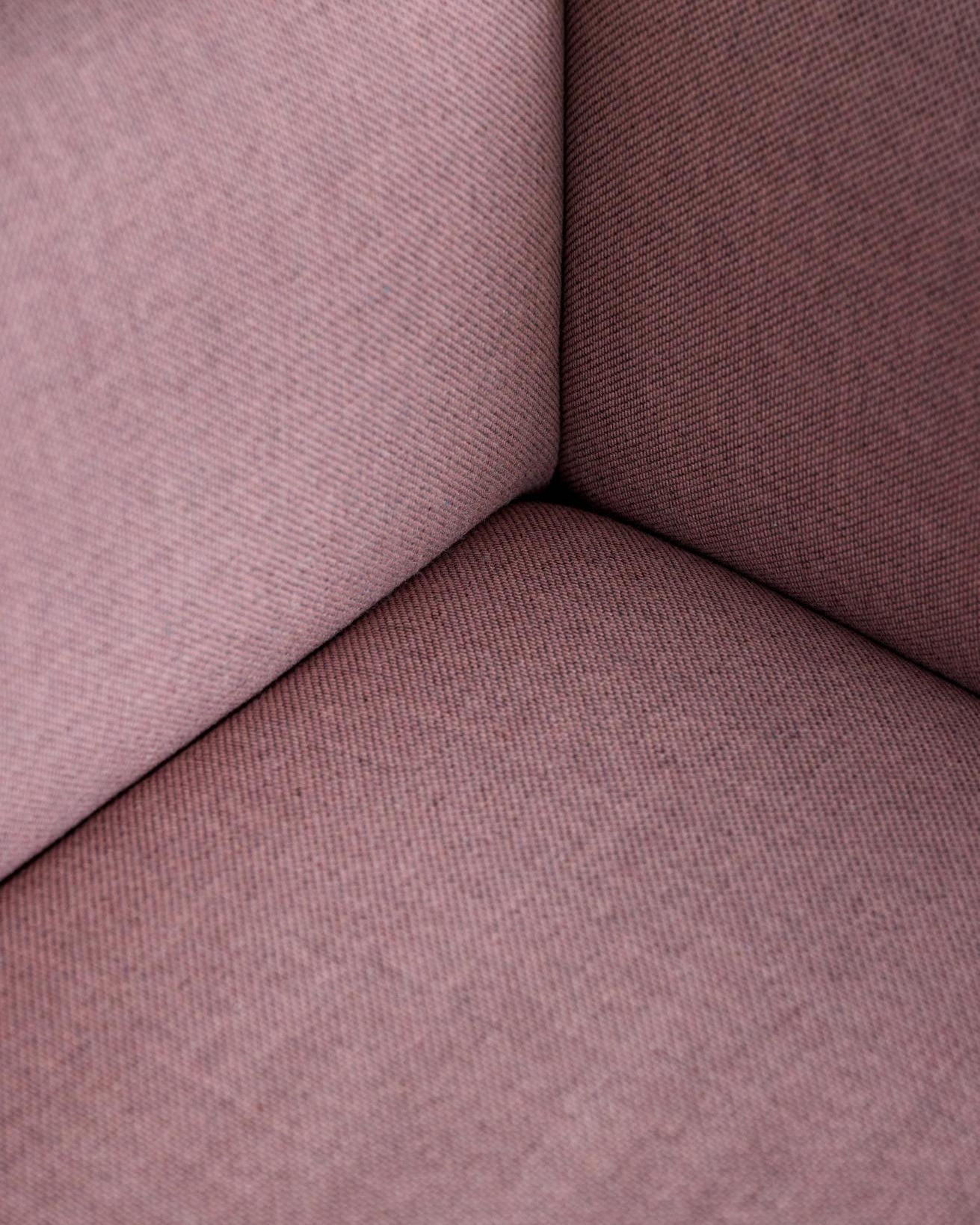 โซฟาโมดูลาร์จาก MOEBE ดีไซน์เรียบง่ายแบบสแกนดิเนเวีย ปรับเปลี่ยนได้ตามพื้นที่และการใช้ชีวิต ผลิตจากไม้โอ๊กแท้และผ้า Kvadrat สะท้อนแนวคิดของ Old Pine Trees เรื่องความงามที่ใช้งานได้จริงและอยู่กับเราได้นาน