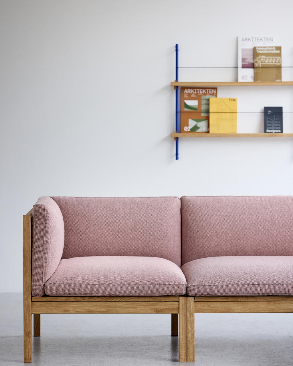 โซฟาโมดูลาร์จาก MOEBE ดีไซน์เรียบง่ายแบบสแกนดิเนเวีย ปรับเปลี่ยนได้ตามพื้นที่และการใช้ชีวิต ผลิตจากไม้โอ๊กแท้และผ้า Kvadrat สะท้อนแนวคิดของ Old Pine Trees เรื่องความงามที่ใช้งานได้จริงและอยู่กับเราได้นาน