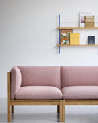 โซฟาโมดูลาร์จาก MOEBE ดีไซน์เรียบง่ายแบบสแกนดิเนเวีย ปรับเปลี่ยนได้ตามพื้นที่และการใช้ชีวิต ผลิตจากไม้โอ๊กแท้และผ้า Kvadrat สะท้อนแนวคิดของ Old Pine Trees เรื่องความงามที่ใช้งานได้จริงและอยู่กับเราได้นาน