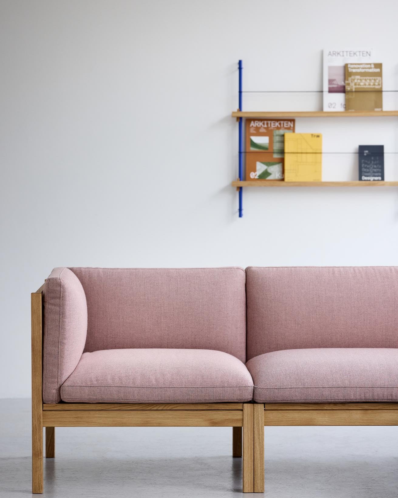 โซฟาโมดูลาร์จาก MOEBE ดีไซน์เรียบง่ายแบบสแกนดิเนเวีย ปรับเปลี่ยนได้ตามพื้นที่และการใช้ชีวิต ผลิตจากไม้โอ๊กแท้และผ้า Kvadrat สะท้อนแนวคิดของ Old Pine Trees เรื่องความงามที่ใช้งานได้จริงและอยู่กับเราได้นาน