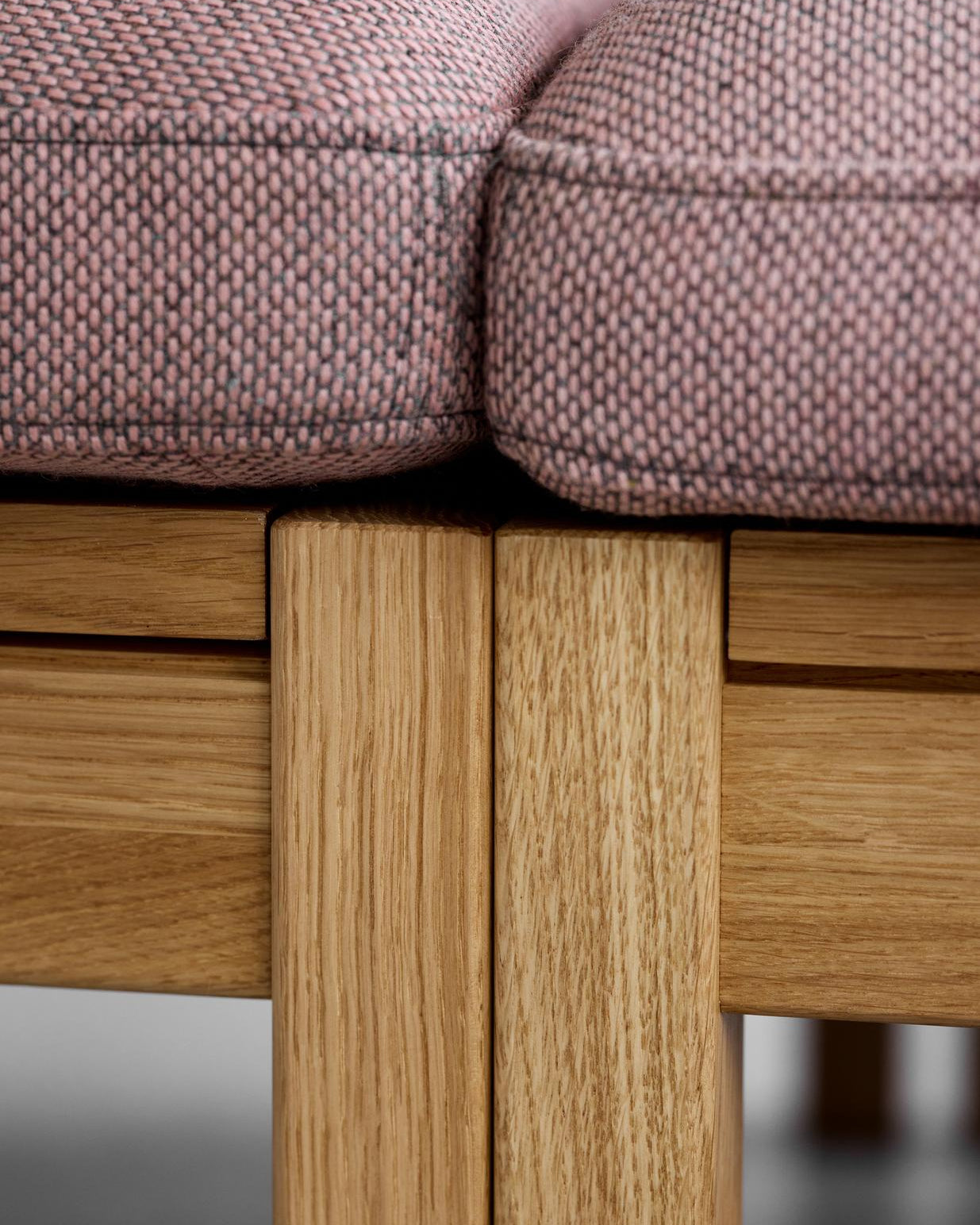 โซฟาโมดูลาร์จาก MOEBE ดีไซน์เรียบง่ายแบบสแกนดิเนเวีย ปรับเปลี่ยนได้ตามพื้นที่และการใช้ชีวิต ผลิตจากไม้โอ๊กแท้และผ้า Kvadrat สะท้อนแนวคิดของ Old Pine Trees เรื่องความงามที่ใช้งานได้จริงและอยู่กับเราได้นาน