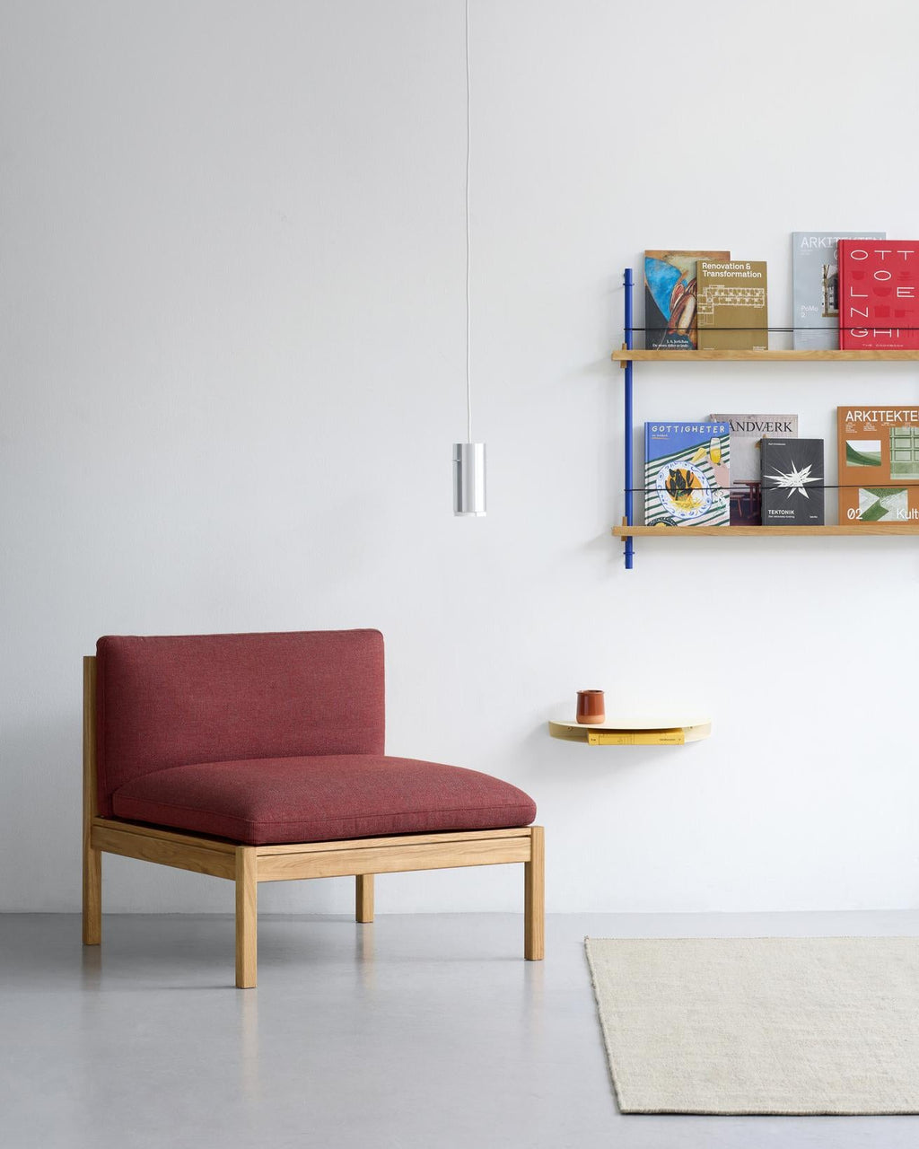 โซฟาโมดูลาร์จาก MOEBE ดีไซน์เรียบง่ายแบบสแกนดิเนเวีย ปรับเปลี่ยนได้ตามพื้นที่และการใช้ชีวิต ผลิตจากไม้โอ๊กแท้และผ้า Kvadrat สะท้อนแนวคิดของ Old Pine Trees เรื่องความงามที่ใช้งานได้จริงและอยู่กับเราได้นาน