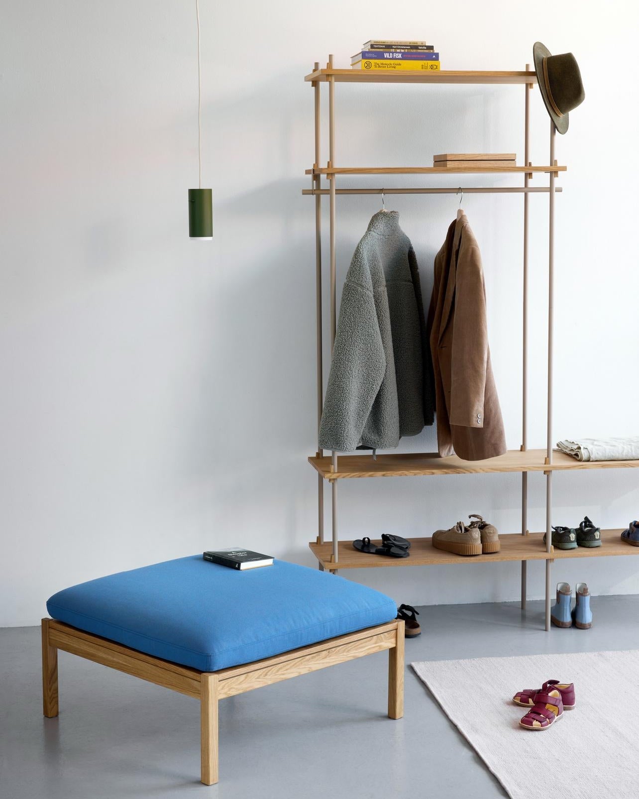 โซฟาโมดูลาร์จาก MOEBE ดีไซน์เรียบง่ายแบบสแกนดิเนเวีย ปรับเปลี่ยนได้ตามพื้นที่และการใช้ชีวิต ผลิตจากไม้โอ๊กแท้และผ้า Kvadrat สะท้อนแนวคิดของ Old Pine Trees เรื่องความงามที่ใช้งานได้จริงและอยู่กับเราได้นาน