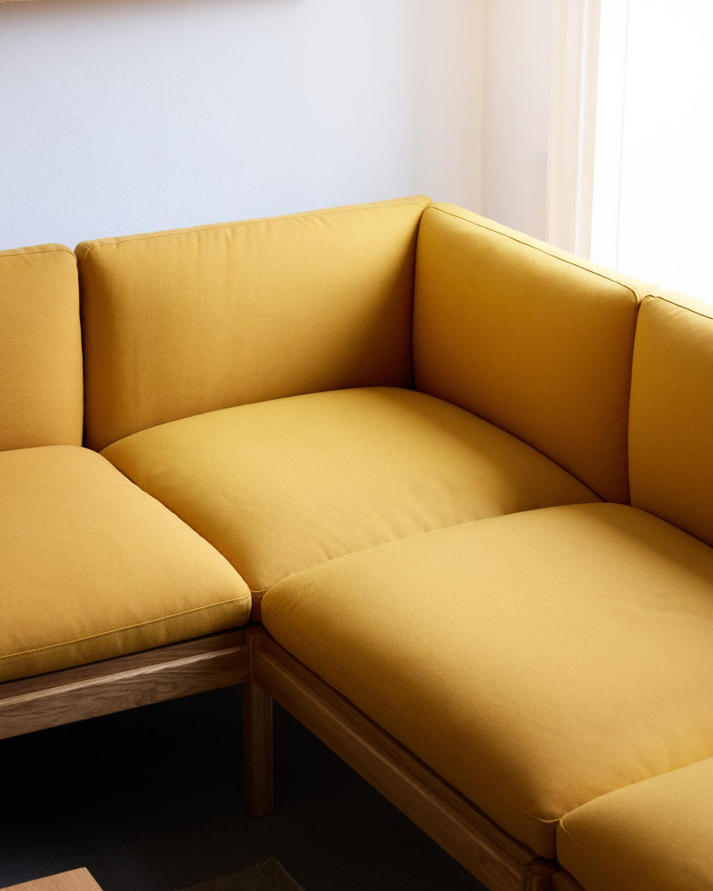 โซฟาโมดูลาร์จาก MOEBE ดีไซน์เรียบง่ายแบบสแกนดิเนเวีย ปรับเปลี่ยนได้ตามพื้นที่และการใช้ชีวิต ผลิตจากไม้โอ๊กแท้และผ้า Kvadrat สะท้อนแนวคิดของ Old Pine Trees เรื่องความงามที่ใช้งานได้จริงและอยู่กับเราได้นาน