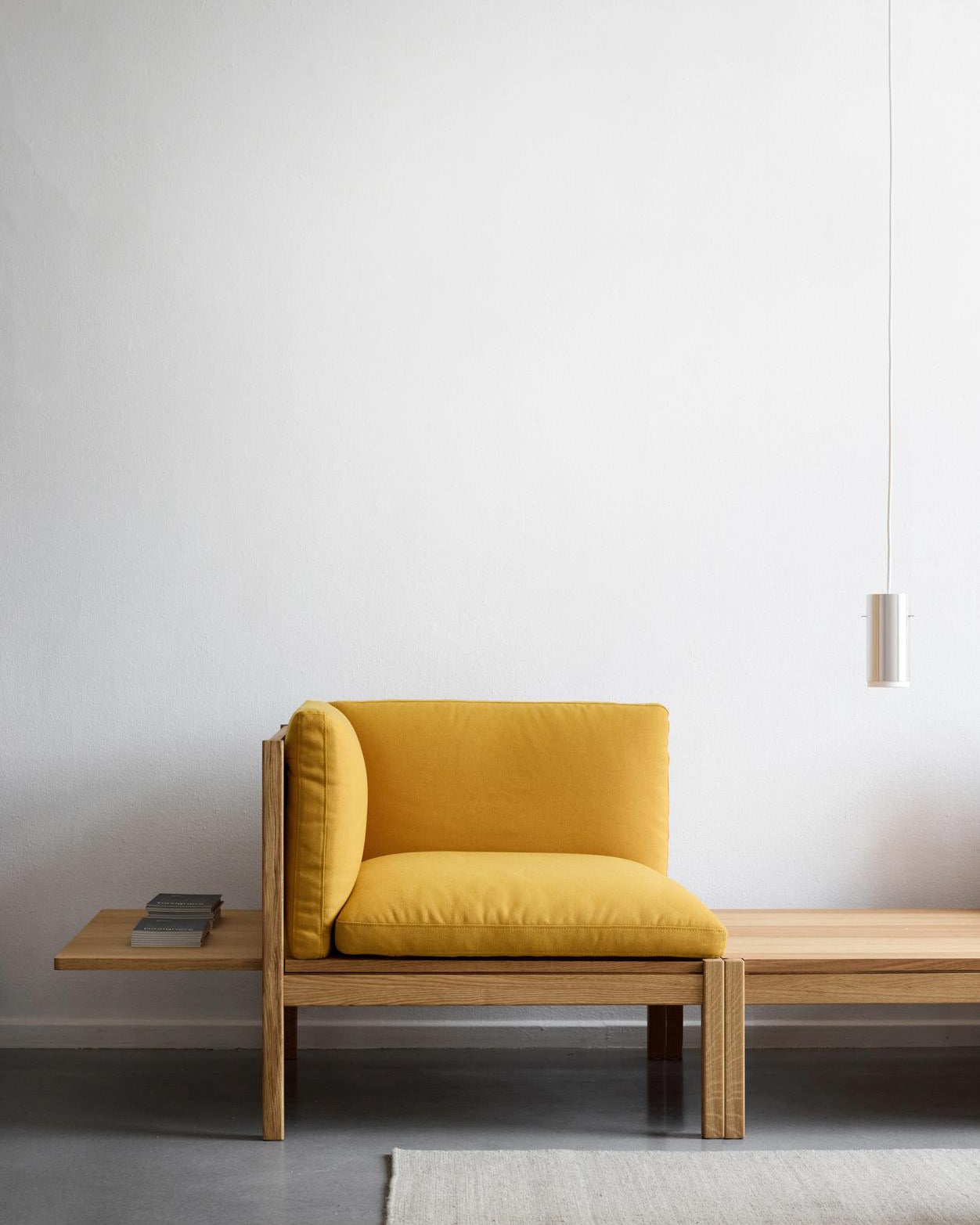 โซฟาโมดูลาร์จาก MOEBE ดีไซน์เรียบง่ายแบบสแกนดิเนเวีย ปรับเปลี่ยนได้ตามพื้นที่และการใช้ชีวิต ผลิตจากไม้โอ๊กแท้และผ้า Kvadrat สะท้อนแนวคิดของ Old Pine Trees เรื่องความงามที่ใช้งานได้จริงและอยู่กับเราได้นาน