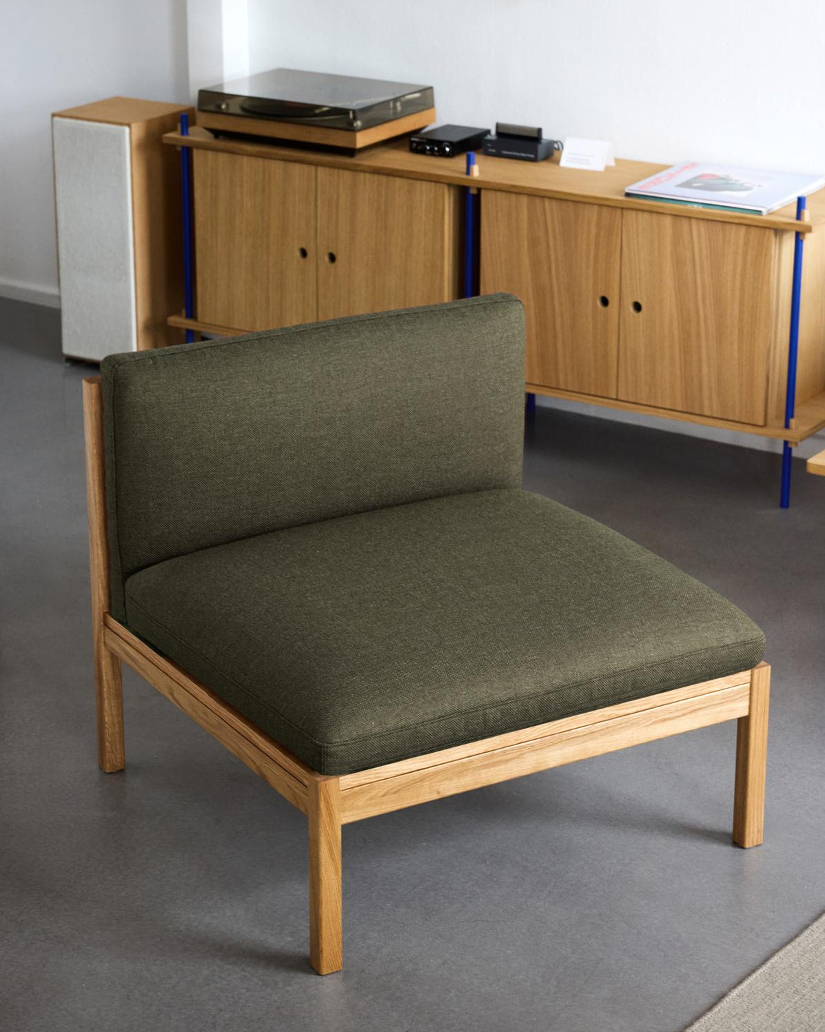 โซฟาโมดูลาร์จาก MOEBE ดีไซน์เรียบง่ายแบบสแกนดิเนเวีย ปรับเปลี่ยนได้ตามพื้นที่และการใช้ชีวิต ผลิตจากไม้โอ๊กแท้และผ้า Kvadrat สะท้อนแนวคิดของ Old Pine Trees เรื่องความงามที่ใช้งานได้จริงและอยู่กับเราได้นาน