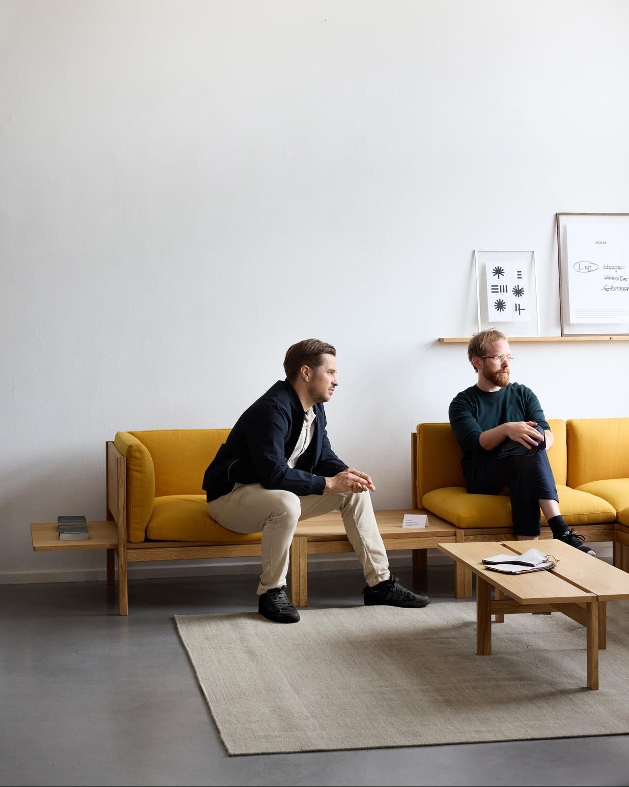 โซฟาโมดูลาร์จาก MOEBE ดีไซน์เรียบง่ายแบบสแกนดิเนเวีย ปรับเปลี่ยนได้ตามพื้นที่และการใช้ชีวิต ผลิตจากไม้โอ๊กแท้และผ้า Kvadrat สะท้อนแนวคิดของ Old Pine Trees เรื่องความงามที่ใช้งานได้จริงและอยู่กับเราได้นาน