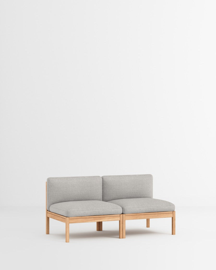 โซฟาโมดูลาร์จาก MOEBE ดีไซน์เรียบง่ายแบบสแกนดิเนเวีย ปรับเปลี่ยนได้ตามพื้นที่และการใช้ชีวิต ผลิตจากไม้โอ๊กแท้และผ้า Kvadrat สะท้อนแนวคิดของ Old Pine Trees เรื่องความงามที่ใช้งานได้จริงและอยู่กับเราได้นาน