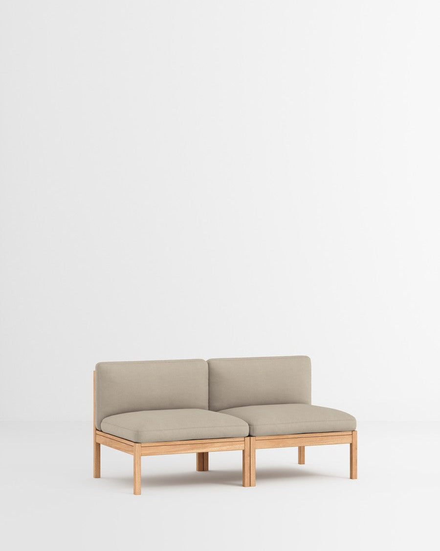 โซฟาโมดูลาร์จาก MOEBE ดีไซน์เรียบง่ายแบบสแกนดิเนเวีย ปรับเปลี่ยนได้ตามพื้นที่และการใช้ชีวิต ผลิตจากไม้โอ๊กแท้และผ้า Kvadrat สะท้อนแนวคิดของ Old Pine Trees เรื่องความงามที่ใช้งานได้จริงและอยู่กับเราได้นาน